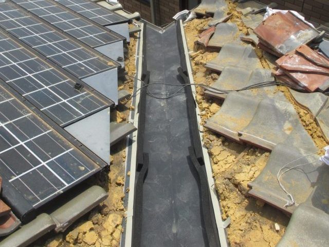 播磨町で新しい谷板金を設置